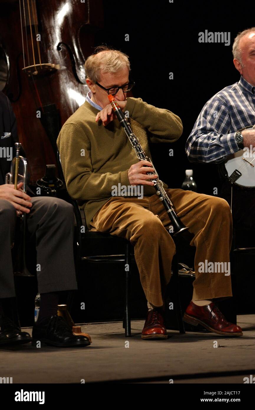 Milan Italy , 22 December 2005 :Live concert of Woody Allen at the  Arcimboldi Theater: the clarinetist Woody Allen during the concert Stock  Photo - Alamy