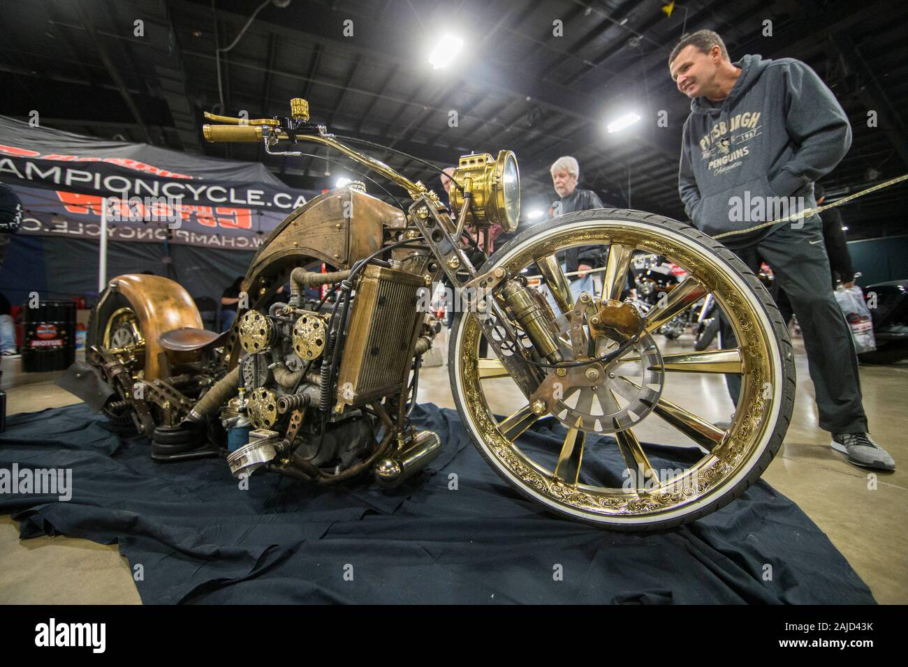 Sjældent i det mindste Mand Toronto, Canada. 3rd Jan, 2020. People view a custom motorcycle at the 2020  North American International Motorcycle Supershow in Toronto, Canada, on  Jan. 3, 2020. The annual three-day motorcycle show was held