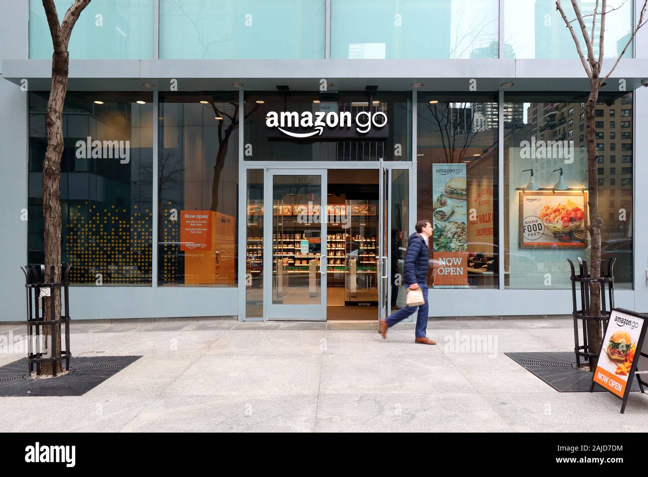 Amazon Go, 150 East 53rd Street, New York, NYC storefront photo of  cashier-less, cash-free convenience store in midtown manhattan Stock Photo