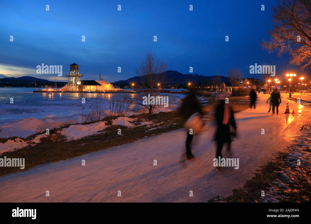 The night view of Parc de la BaiedeMagog/Parc de la PointeMerry with