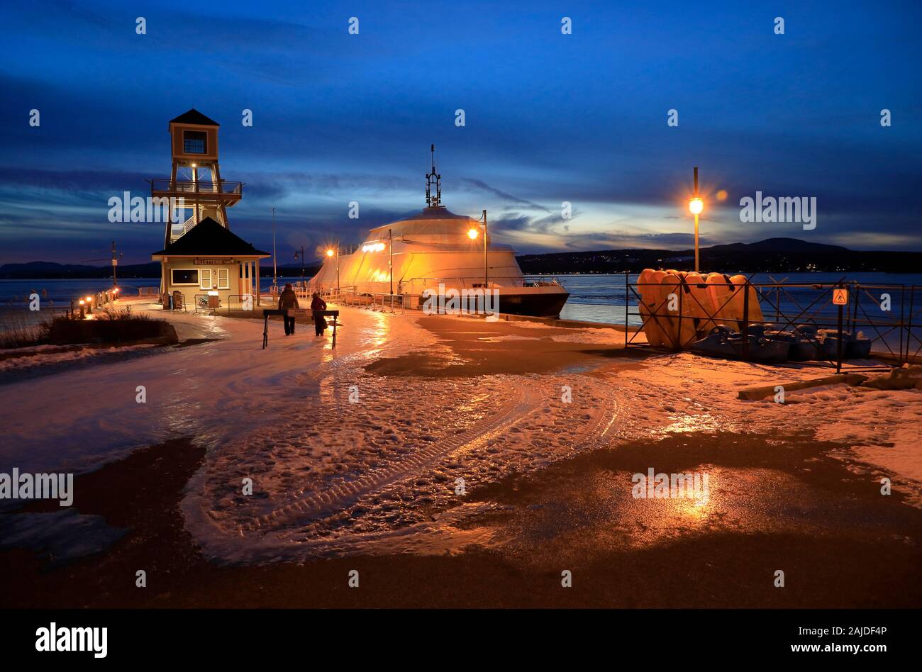 The night view of Parc de la BaiedeMagog/Parc de la PointeMerry with