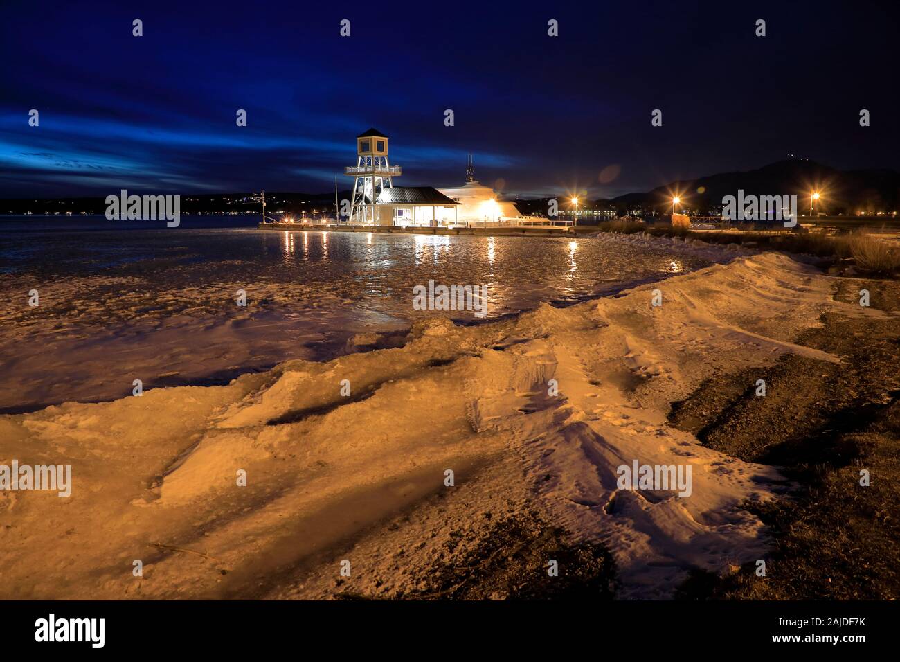 The night view of Parc de la BaiedeMagog/Parc de la PointeMerry with