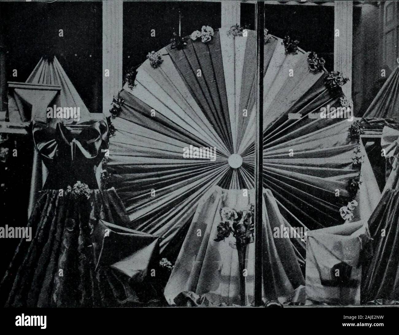 Tissus et nouveauts 1900 . du Soleil Central,des soies de couleurs claires. Les soies de couleurs foncées, drapées de chaque côté,serviront à mettre en relief les nuances claires du motifcentral de la décoration. Cette vitrine est relativement facile à décorer et nen-traîne pas grands frais. Rayon de Soleil Les effets de rayon de Soleil, en apparence difficiles àréussir, sont en réalité chose facile. Peu importe lecadre que vous voulez recouvrir, quil soit rond ou carré,le système est toujours le même Dabord, mesurez les bords extérieurs de votre cadre,ensuite coupez vos bandes de toile (chees Stock Photo