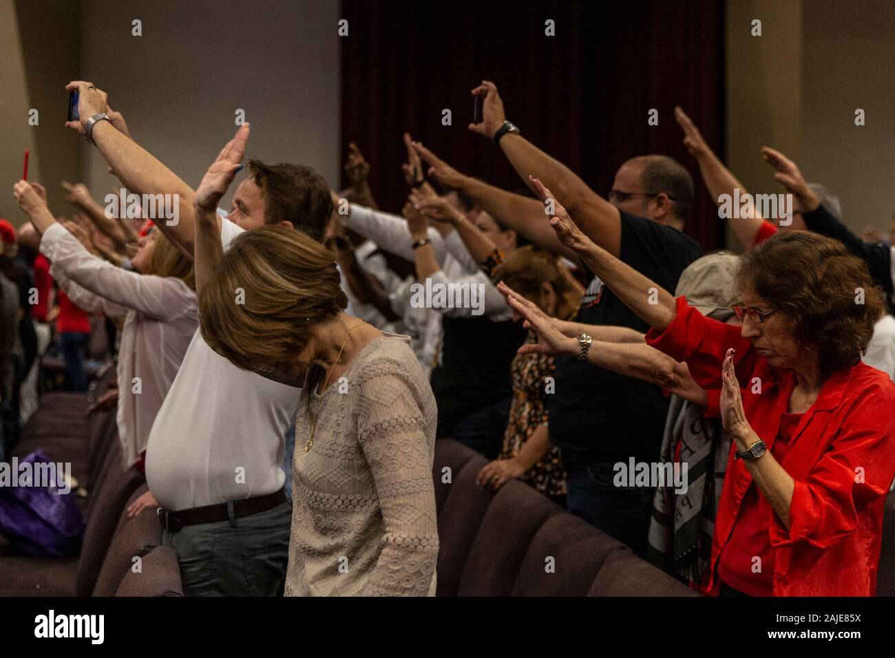 President trump praying hi-res stock photography and images - Alamy