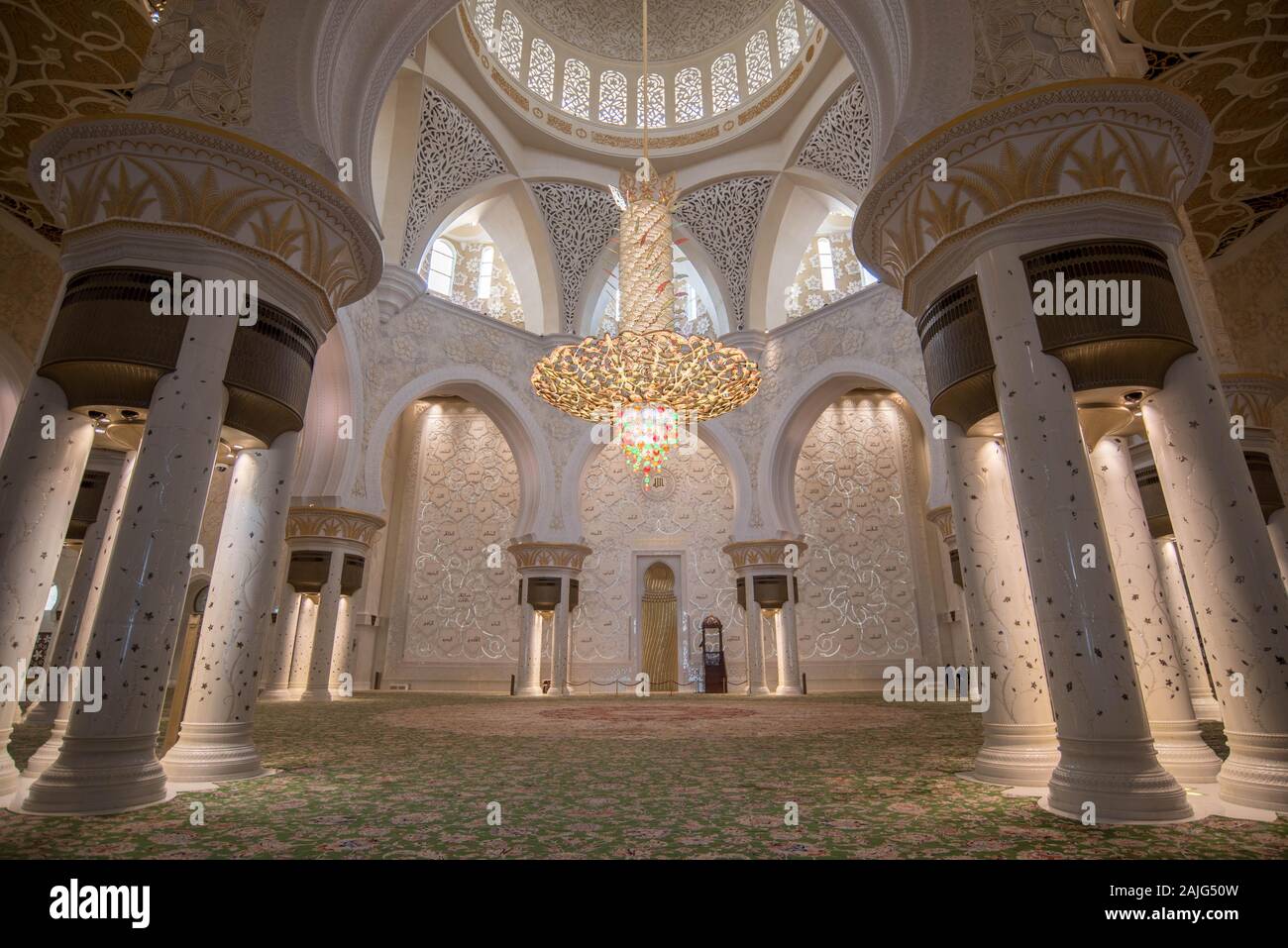 Abu Dhabi, United Arab Emirates: Interior (prayer hall) of Sheikh Zayed Mosque, Grand Mosque with columns, arches and glass chandeliers Stock Photo