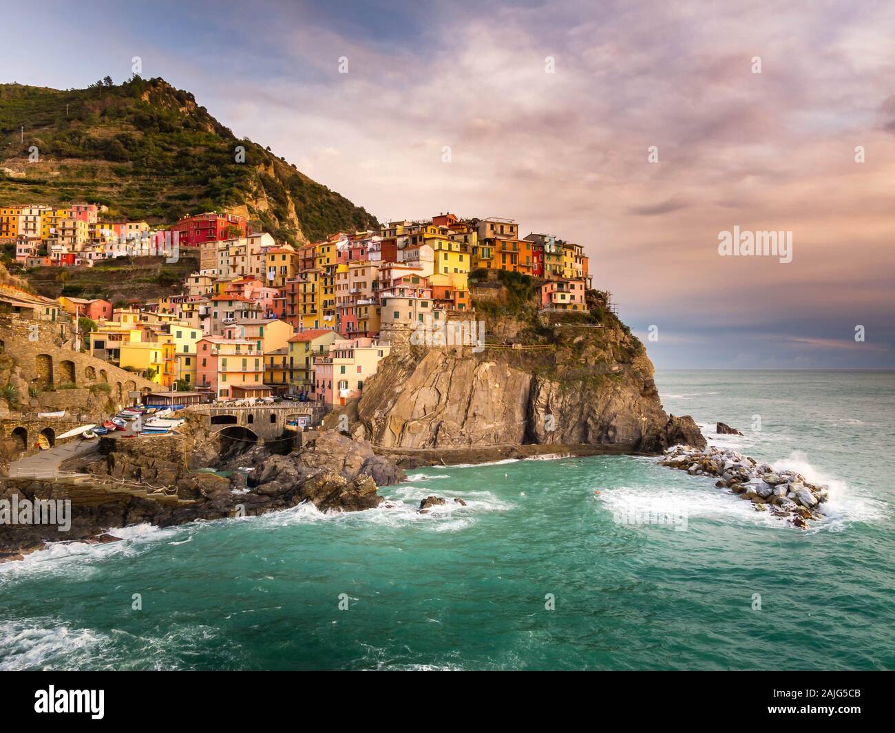 Manarola, Cinque Terre (Five Lands), Liguria, Italy: Village perched on a hill, typical colorful houses. Cinque Terre National Park is a UNESCO Site Stock Photo