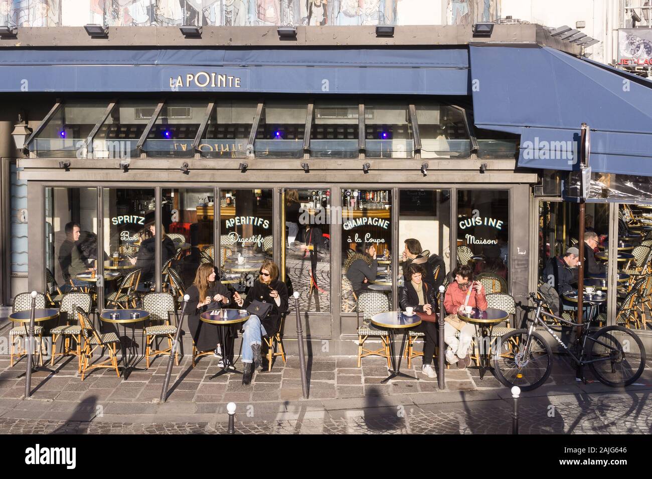 Paris La Pointe - People enjoying sunshine at La Pointe cafe terrace on Rue Montorgueil in the 1st arrondissement of Paris, France, Europe. Stock Photo