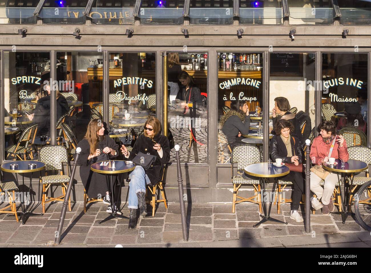 Paris La Pointe - People enjoying sunshine at La Pointe cafe terrace on Rue Montorgueil in the 1st arrondissement of Paris, France, Europe. Stock Photo