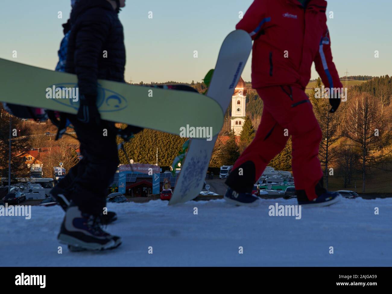 Ski arena Alpspitzbahn  January 02, 2020 in Nesselwang, Germany. Lack of snow due to warm weather and skiing on wintersport artificial snow at Ski arena Alpspitzbahn  January 02, 2020  in Nesselwang, Bavaria, Germany. © Peter Schatz / Alamy Live News Stock Photo
