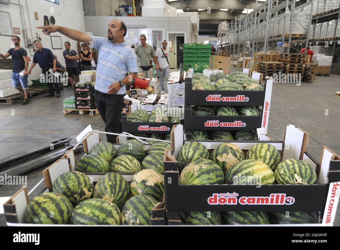 Milan food aid hi-res stock photography and images - Alamy