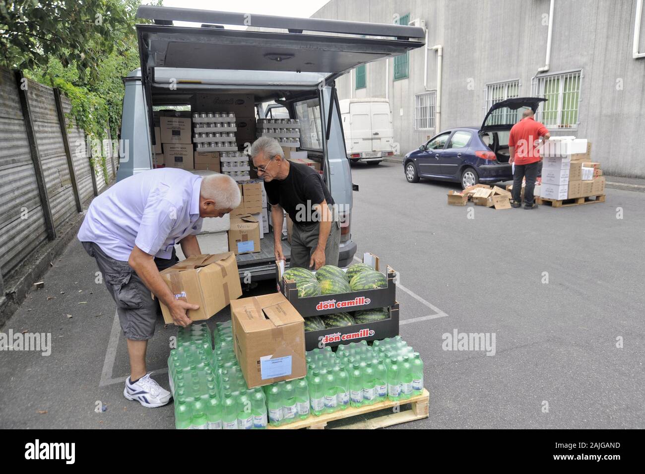 Milan food aid hi-res stock photography and images - Alamy