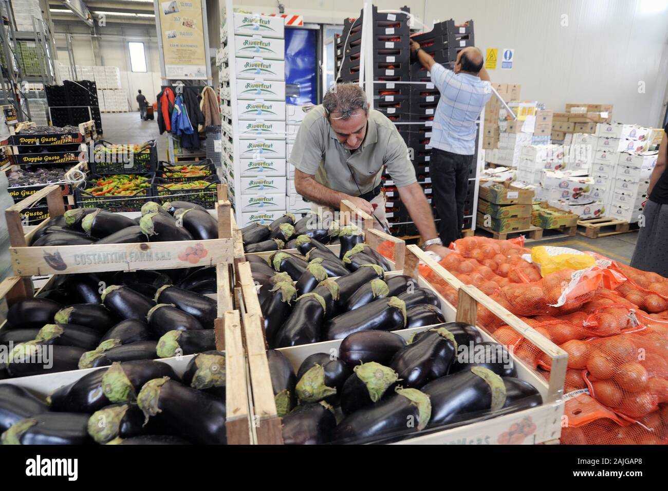 Milan food aid hi-res stock photography and images - Alamy