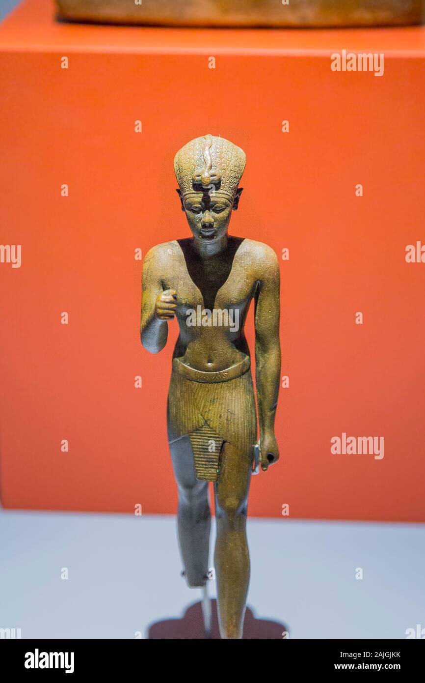 Photo taken during the opening visit of the exhibition “Osiris, Egypt's Sunken Mysteries”. statuette of a king, bronze, Thönis-Heraklion. Stock Photo