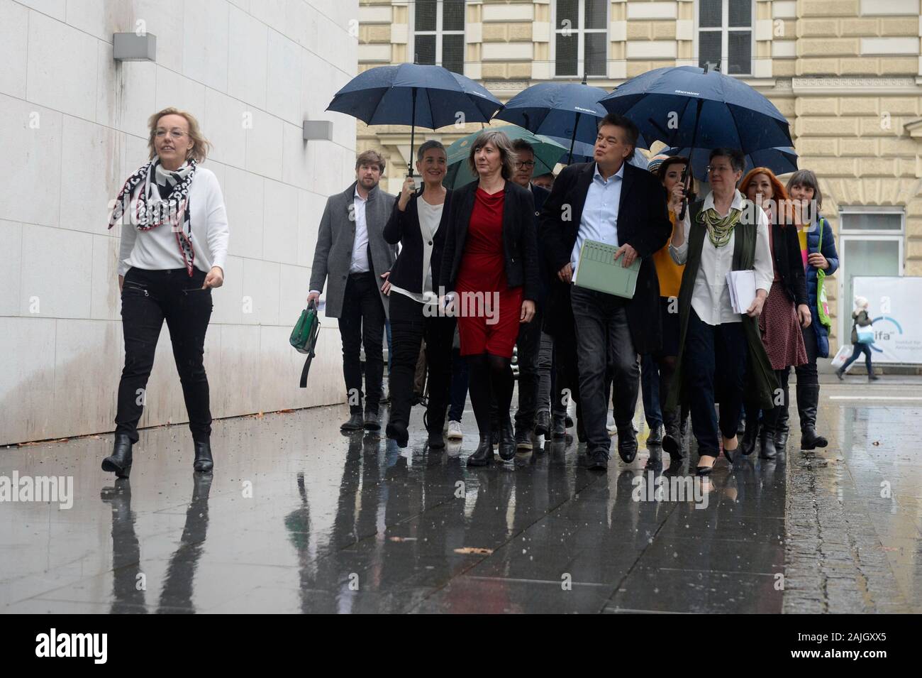 Salzburg, Salzburg, Austria. 04th January 2020. 42nd Federal Congress of the Greens 'Courageous into the future' at the Salzburg Congress on 4th January 2019. Decision on government participation and confirmation of the government agreement passed by the EBV (Extended federal board). Picture shows the Green Government team on the way to the Federal Congress.  Credit: Franz Perc / Alamy Live News Stock Photo
