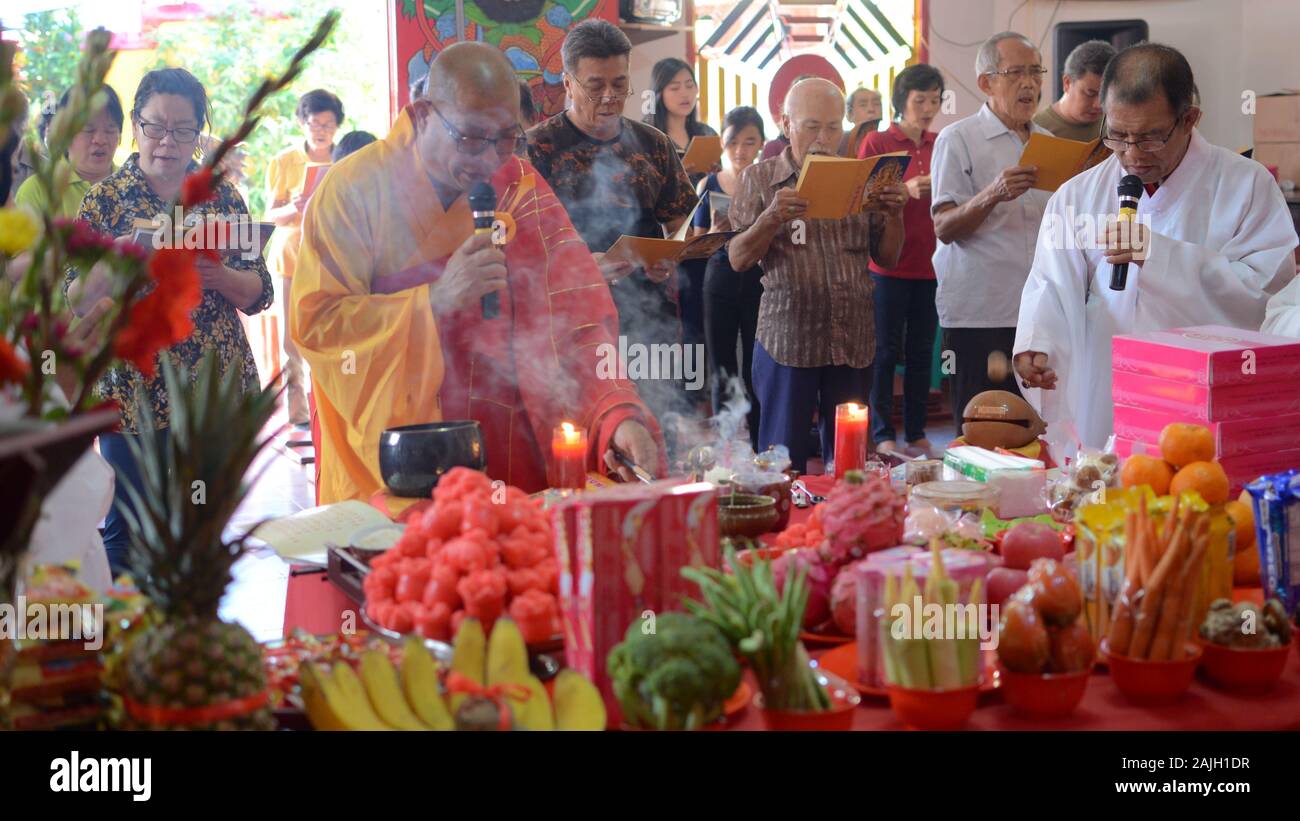 chinese new year altar offerings