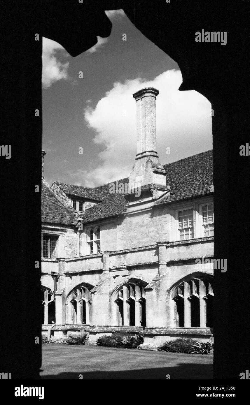 Lacock Abbey cloisters, Lacock, Wiltshire, England, UK: The cloisters at Lacock Abbey have served as Hogwarts Corridors in several Harry Potter films, including Harry Potter and the Philosopher's Stone and Harry Potter and the Chamber of Secrets.  Old black and white film photograph, circa 1990 Stock Photo