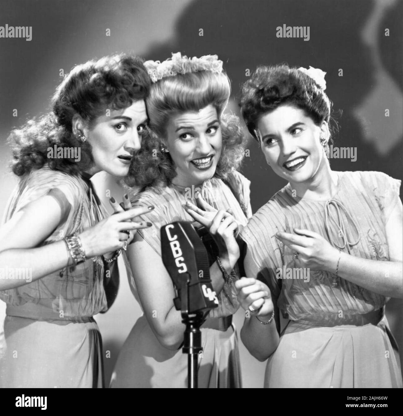 ANDREWS SISTERS Promotional photo of American vocal group about 1944. From left: LaVerne,Patty, Maxene Stock Photo