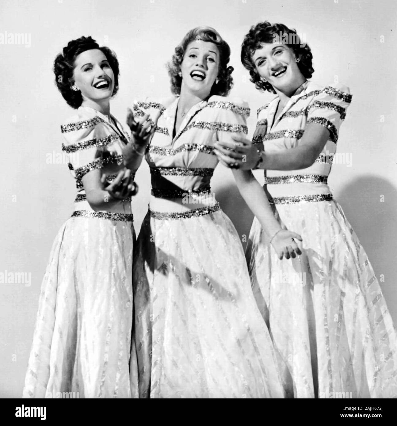 ANDREWS SISTERS Promotional photo of American vocal group about 1950. From left: Maxene, Patty, LaVerne Stock Photo