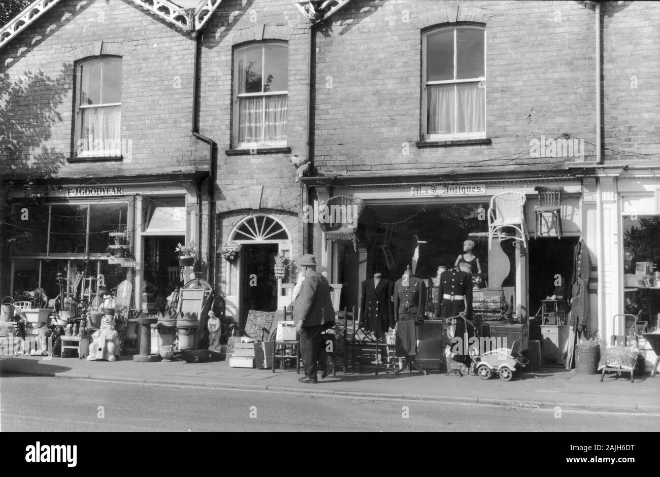 Tattershall Road, Woodhall Spa, Lincolnshire, England, UK: a bric-a-brac shop, circa 1998.  Black and white film photograph Stock Photo