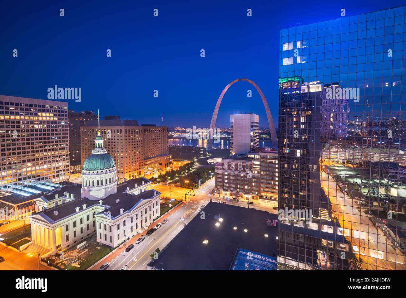 St. Louis, Missouri, USA downtown cityscape with the arch and courthouse at dusk. Stock Photo