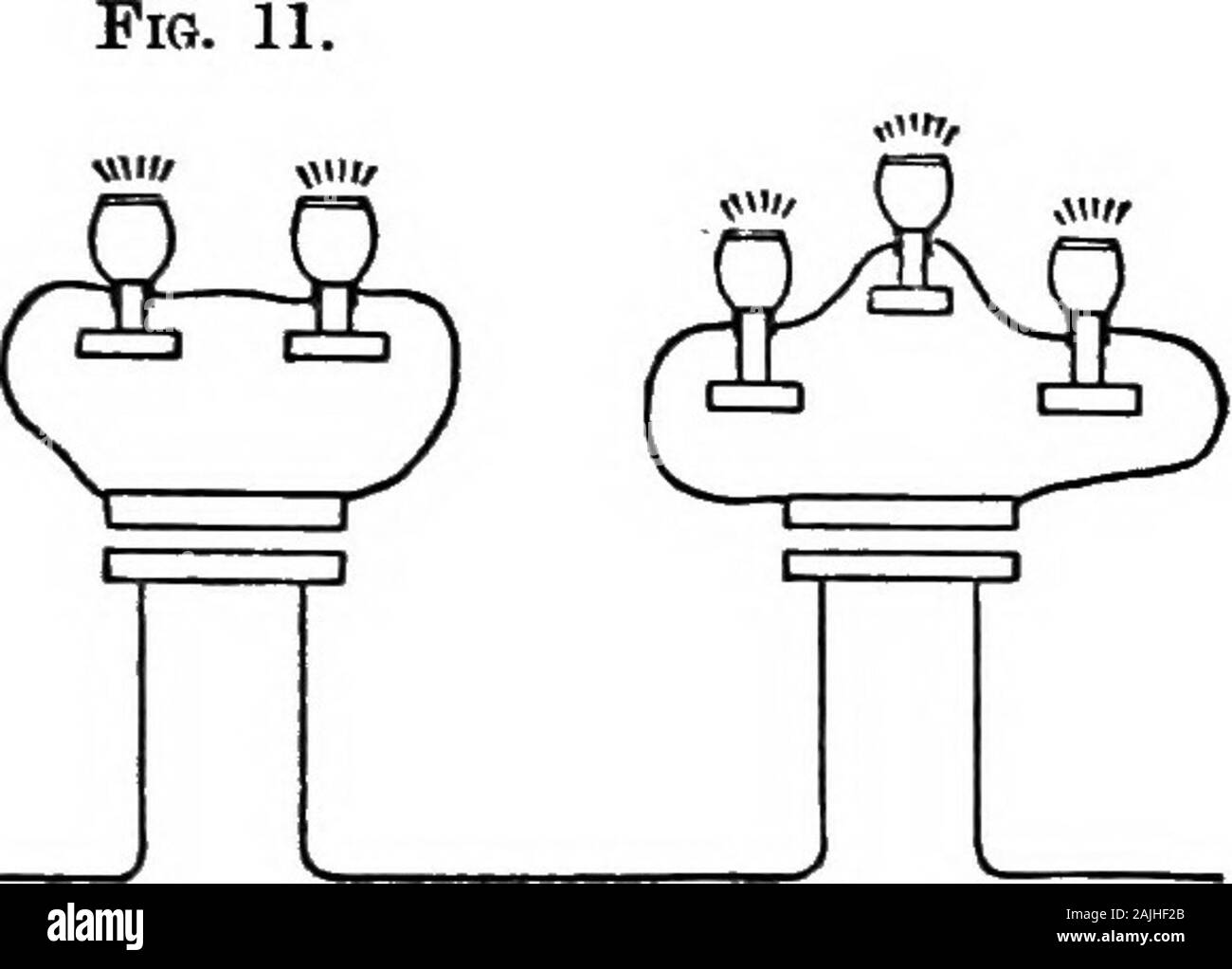 History of the transformer . Fig. 12. «(? Hi ? m -m 1 lill 1 b ^M lililH m c 1 Die in Fig. 11 angewendeten Eollen sind inFig. 12 detailliert gezeichnet. Auf einer kreis-iormigen Scheibe C aus weichem Eisen erhebt sichin der Mitte derselben ein hohler Cylinder 6 ausHolz oder anderem isolirten Materiale; um denunteren Teil des letzteren ist die Hauptspirale agewickelt, welche aiis bandformigen Kupferstreifen 16 HISTORY OF THE TEANSPOEMEE. Oder anderem Metalle besteht. a ist die in gleicherWeise zusammengesetzte Induktionsspirale, derenDrahtenden zu den Lichtherden ftihren. Zwischenden einzelnen Stock Photo