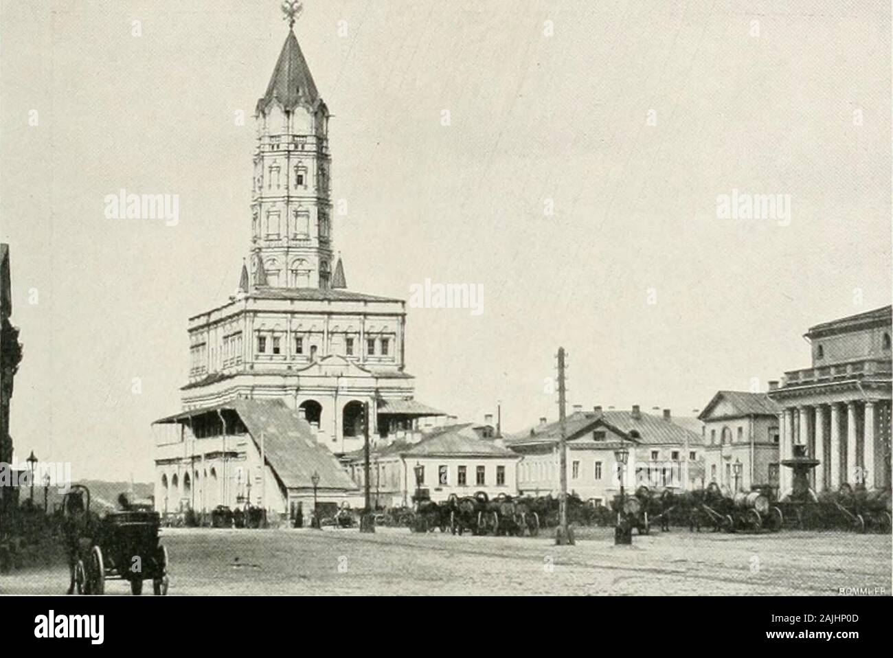 Moscou . Jauraisvoulu en rapporter un bijou émaillé en style russe — la Russie produitdes émaux exquis. Je bouleversai en vain tous les tiroirs des joailliersdes Riady ou des quartiers voisins. Ce nétait partout que de la came-lote allemande, de larticle de Paris fabriqué à Berlin. Au Nord de la ville, sur le boulevard Sadovaïa, deux monumentsattirent notre attention : la tour dite de Soukharev et, un peu plus loin,vers lEst, larc de triomphe appelé la Porte Rouge. La Tour de Soukharev fSoukhareva Bachnia) porte le nom dun régi- LA VILLE BLANCHE 93 ment commandé naguère par le stolnik (échanso Stock Photo