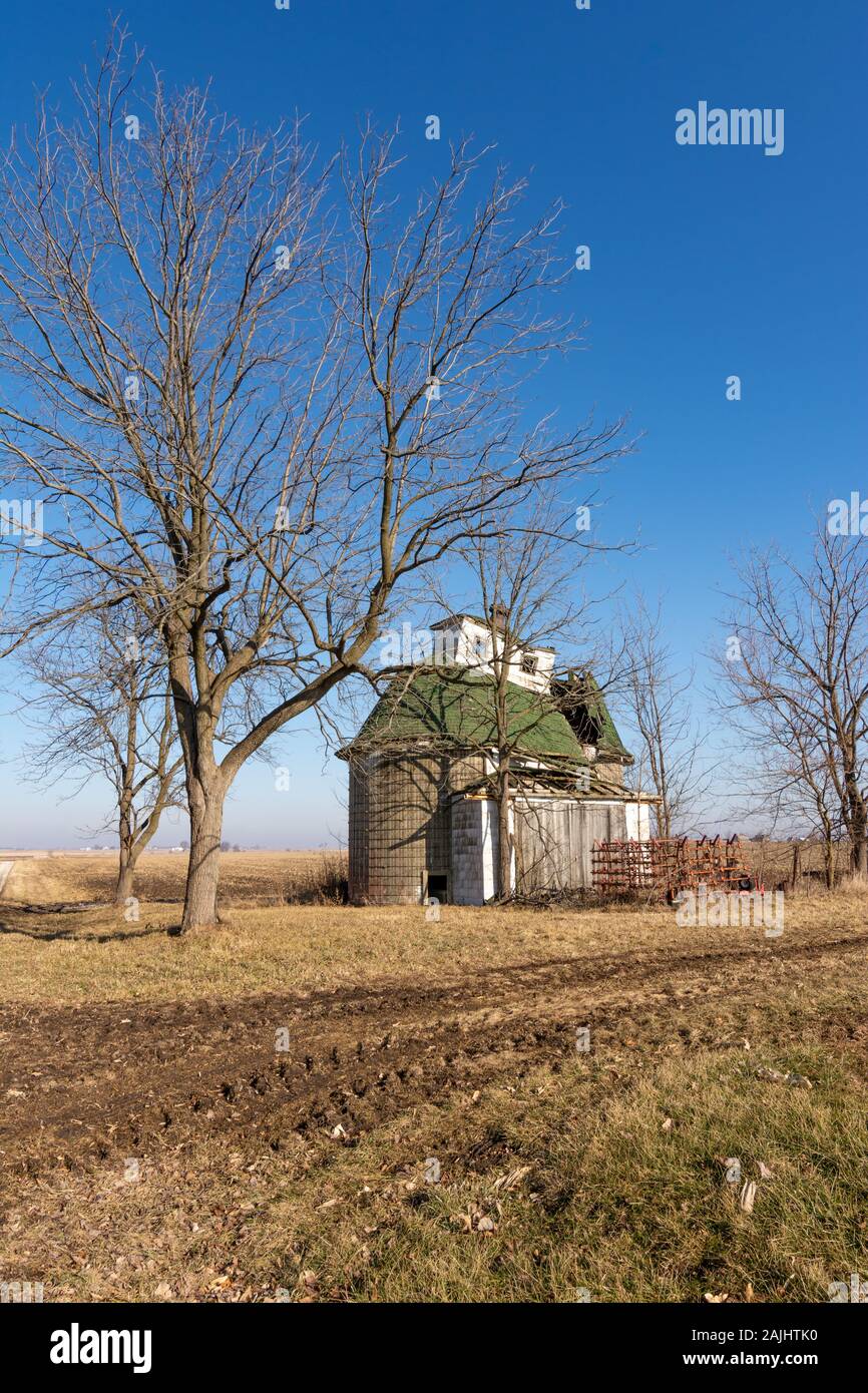 Old corn crib in open field. Bureau County, Illinois, USA Stock Photo