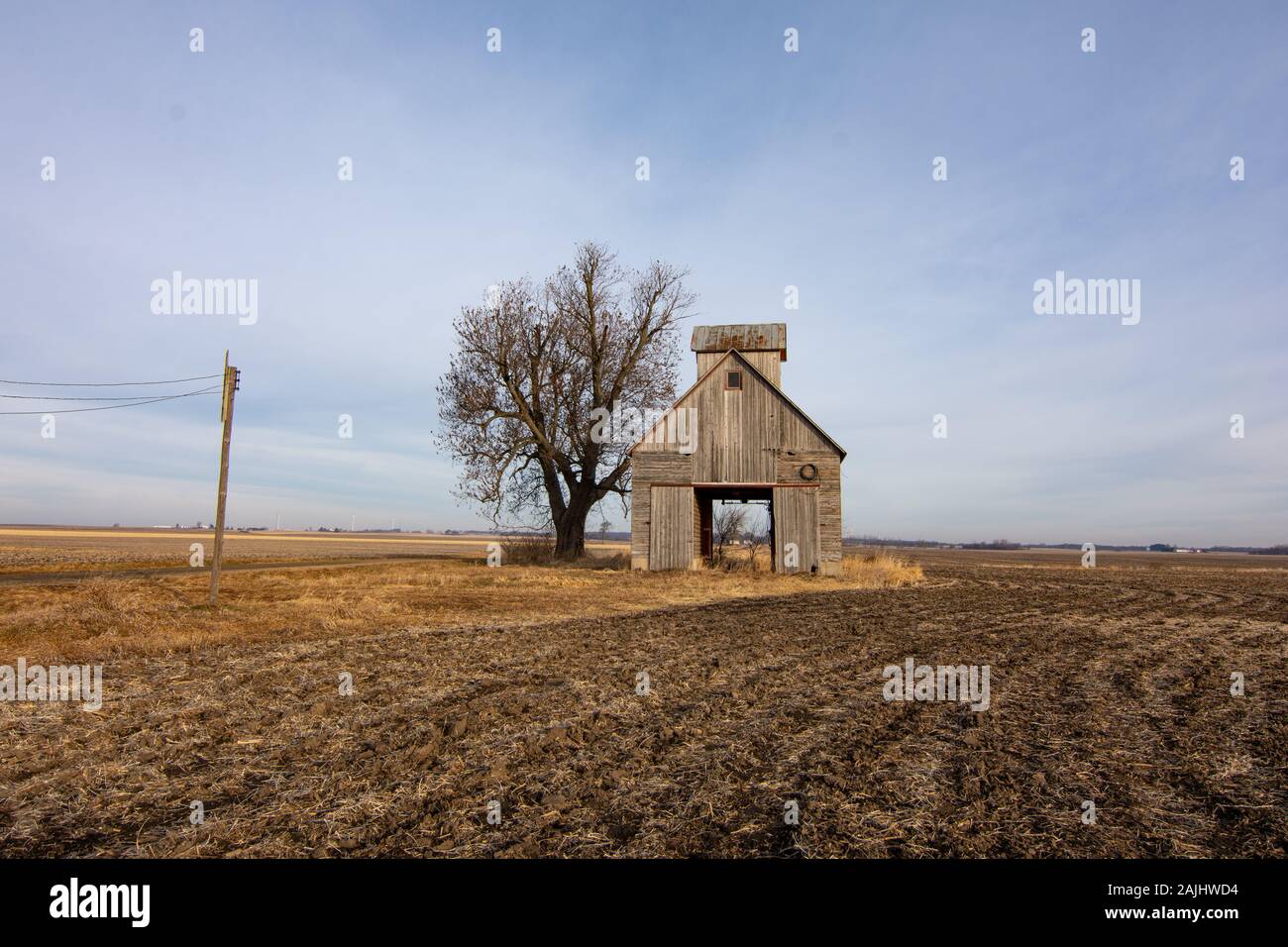 Old corn crib in open field. Bureau County, Illinois, USA Stock Photo