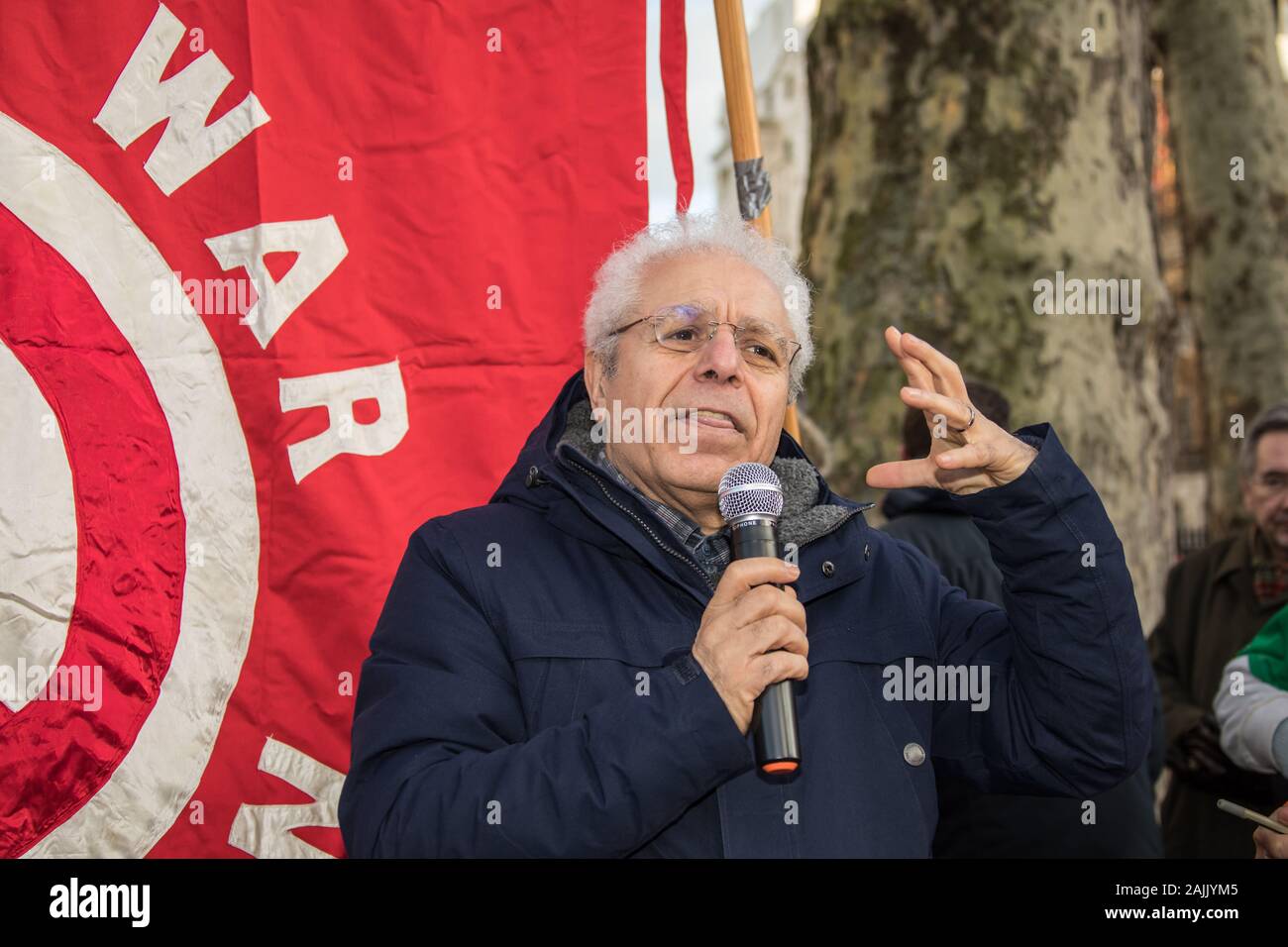 London, UK. 4 January, 2020. Sami Ramadani, lecturer on Middle East current affairs addresses the  demonstration organised by The Stop Thr War Coalition, several hundred  rallied outside of Downing Street to urge the Government not to go to war in Iran. David Rowe/ Alamy Live News. Stock Photo