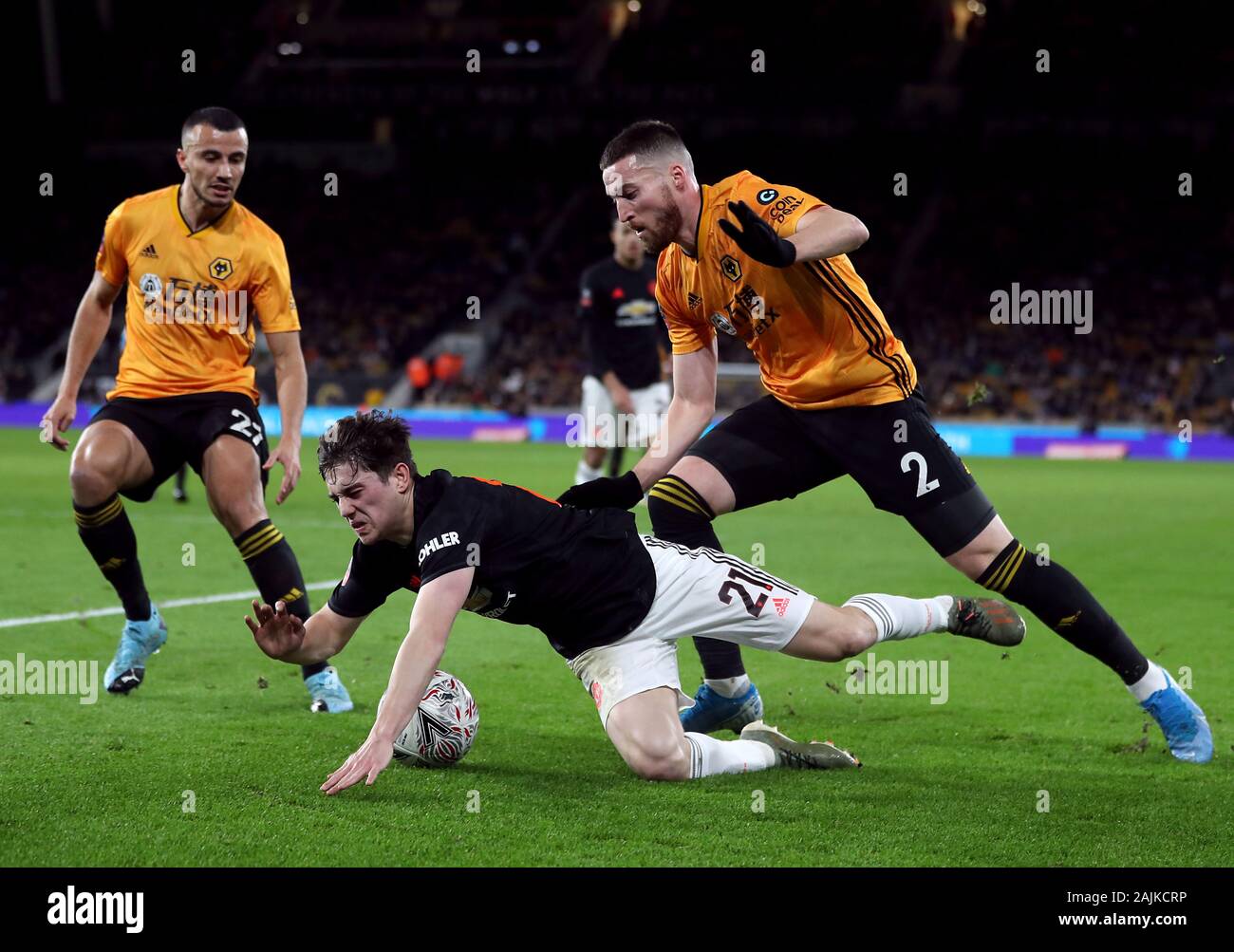 Manchester United's Daniel James (left) and Wolverhampton Wanderers' Matt  Doherty battle for the ball during the FA Cup third round match at Molineux  Stadium, Wolverhampton Stock Photo - Alamy