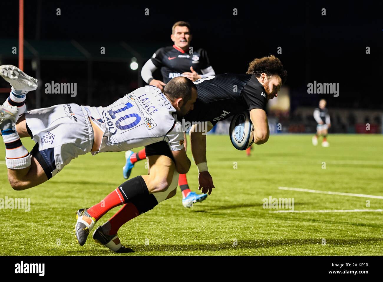 LONDON, UNITED KINGDOM. 04th, Jan 2020. Duncan Taylor of Saracens is tackled by Jono Lance of Worcester Warriors during Gallagher Premiership Rugby match between Saracens vs Worcester Warriors R11 at Allianz Park on Saturday, 04 January 2020. LONDON England . (Editorial use only, license required for commercial use. No use in betting, games or a single club/league/player publications.) Credit: Taka G Wu/Alamy Live News Stock Photo