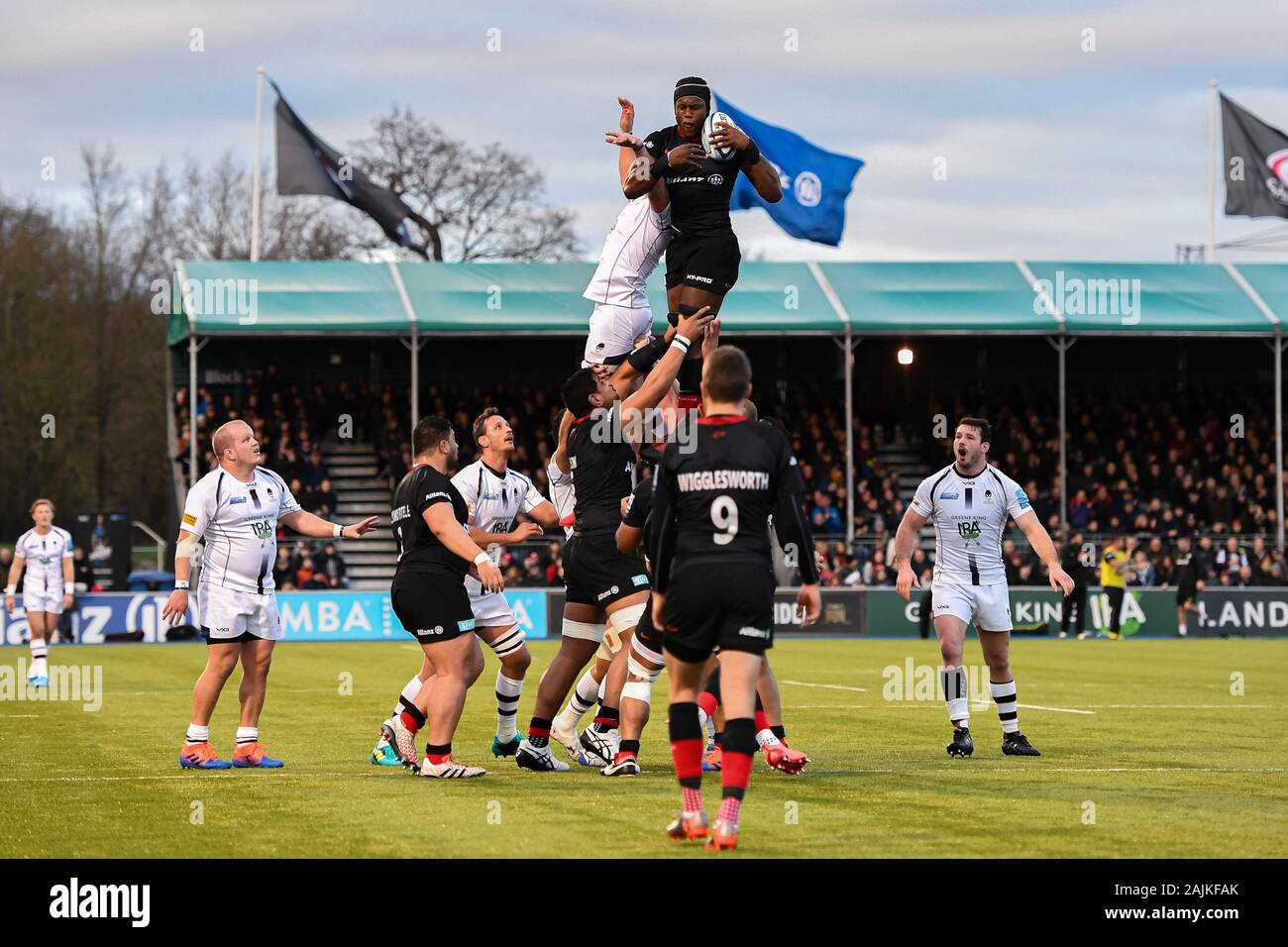 LONDON, UNITED KINGDOM. 04th, Jan 2020. Maro Itoje of Saracens caught the ball in line-out during Gallagher Premiership Rugby match between Saracens vs Worcester Warriors R11 at Allianz Park on Saturday, 04 January 2020. LONDON England .  (Editorial use only, license required for commercial use. No use in betting, games or a single club/league/player publications.) Credit: Taka G Wu/Alamy Live News Stock Photo