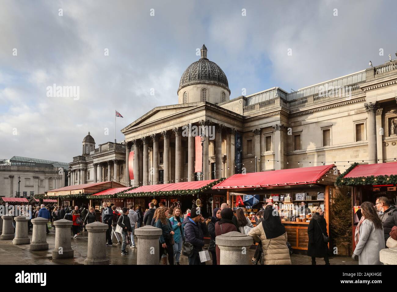 Trafalgar Tours Christmas Markets 2022 The National Gallery In Trafalgar Square, With Festive Christmas Market In  Front, Exterior Daytime And People, London, Uk Stock Photo - Alamy