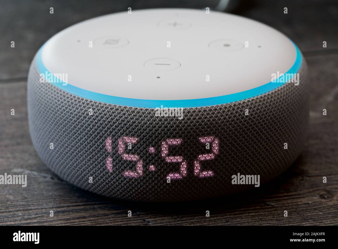 Echo Dot (3rd generation) | Smart speaker with clock Stock Photo - Alamy