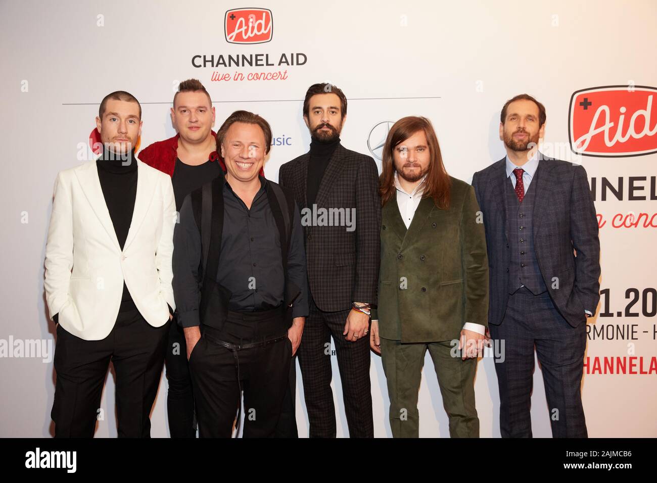 Hamburg, Germany. 04th Jan, 2020. The British indie rock band Bastille, Dan Smith (l), singer, Kyle Simmons (3rd from right), keytarist, Chris Wood (2nd from right), drummer, Will Farquarson (r), guitarist, and Fabian Narkus (2nd from left).l.), Managing Director FABS FOUNDATION - Channel Aid, and Kristjan Järvi (3rd from left), conductor, come to the Benifiz concert 'Channel Aid' of the video platform Youtube in the Elbphilharmonie. Credit: Georg Wendt/dpa/Alamy Live News Stock Photo