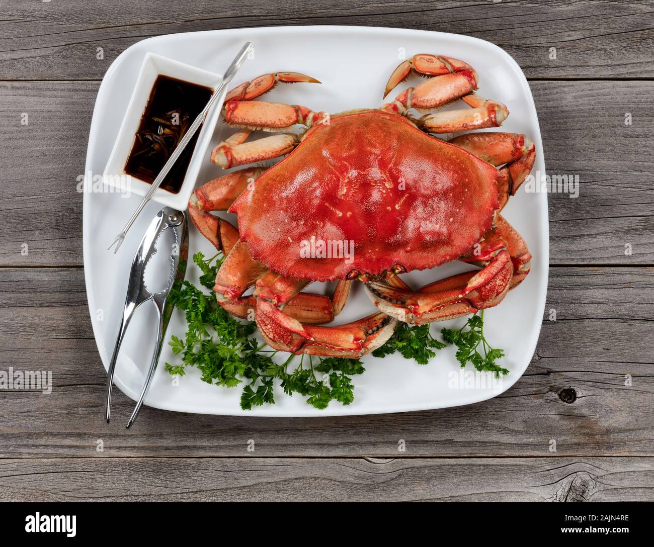 Whole cooked Dungeness crab in dinner table setting Stock Photo - Alamy