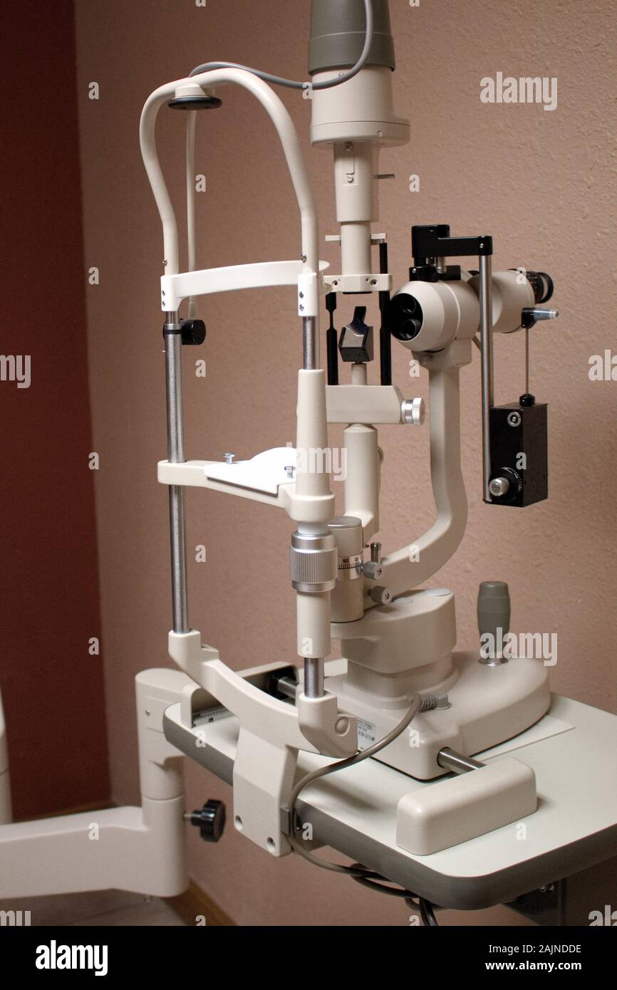 Slit lamp eye examination equipment hires stock photography and images Alamy