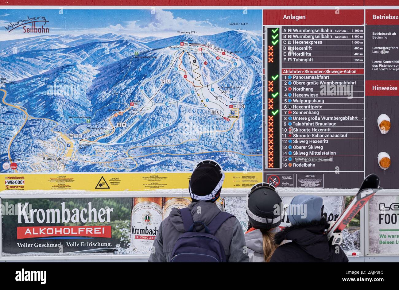 Braunlage, Germany. 05th Jan, 2020. Winter sportsmen inform themselves on a  map about the downhill possibilities on the Wurmberg in Braunlage. During  the weekend it snowed slightly in the higher areas of