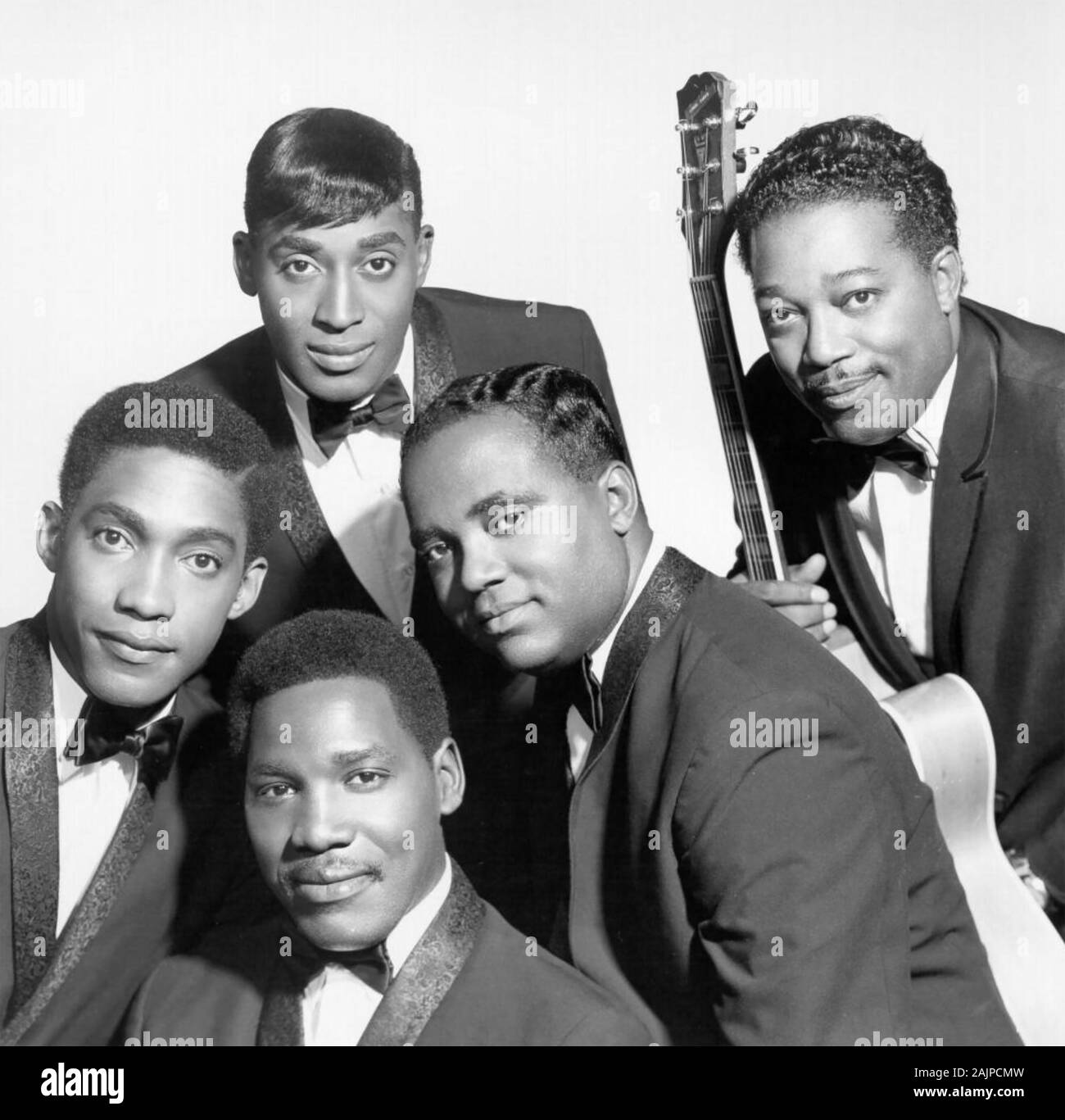 THE DRIFTERS Promotional photo of American vocal group with Bern E. King at right about  1960 Stock Photo