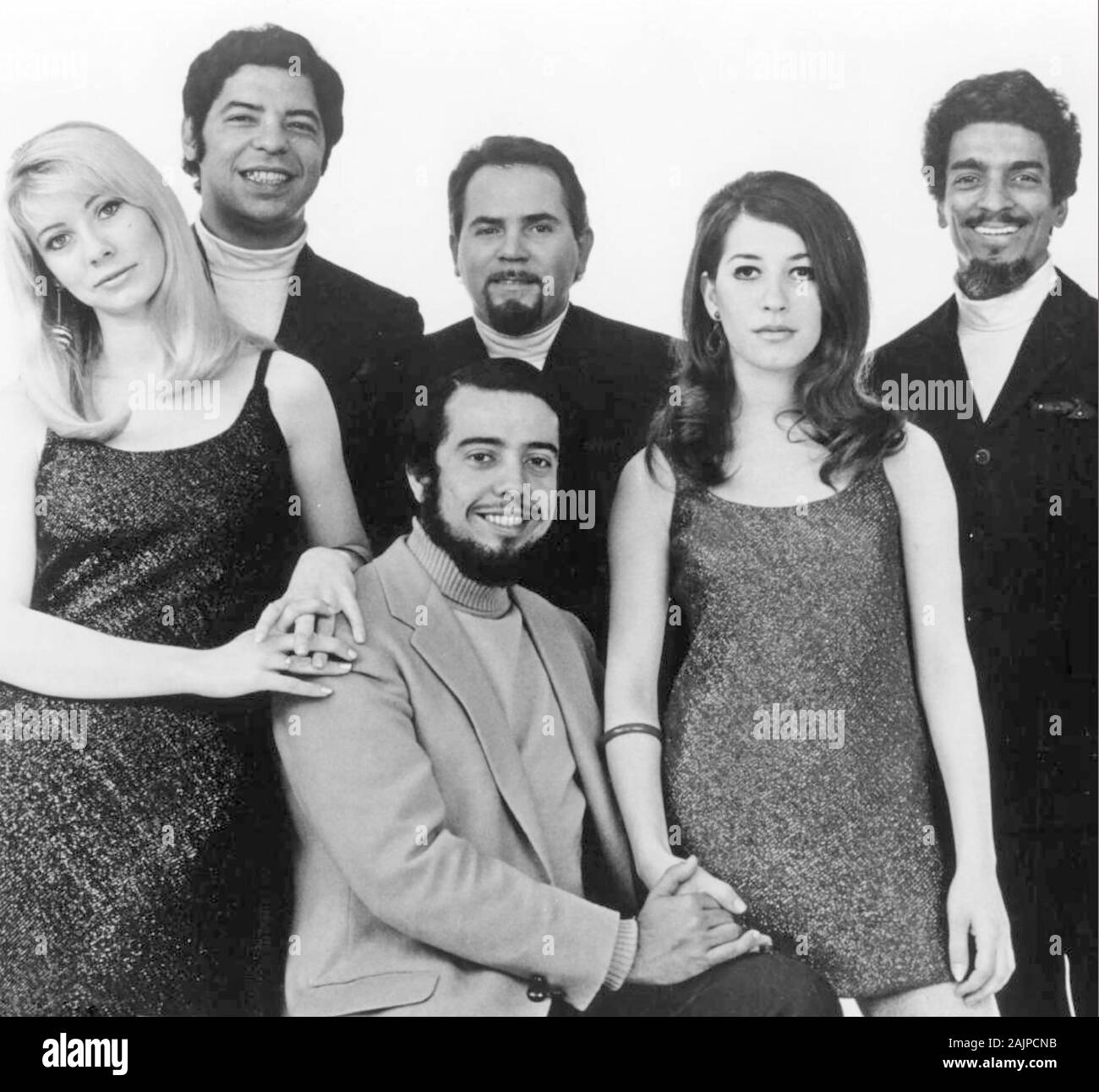 SÉRGIO MENDES AND BRASIL '66. Promotional photo of Brazilian bossa nova group in 1967. From left: Karen Philipp, Rubens Bassini, Sérgio Mendes,Sebastiäo Neto, Lani Hall, Dom um Româo Stock Photo