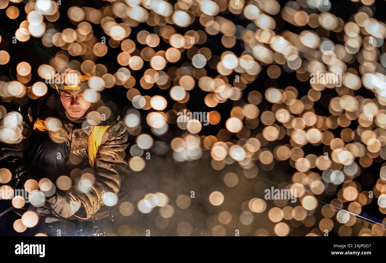 Beijing, China's Shaanxi Province. 15th Jan, 2019. A worker cuts steel rail on a reconstruction site of Xi'an Railway Station in Xi'an, capital of northwest China's Shaanxi Province, Jan. 15, 2019. Credit: Tao Ming/Xinhua/Alamy Live News Stock Photo