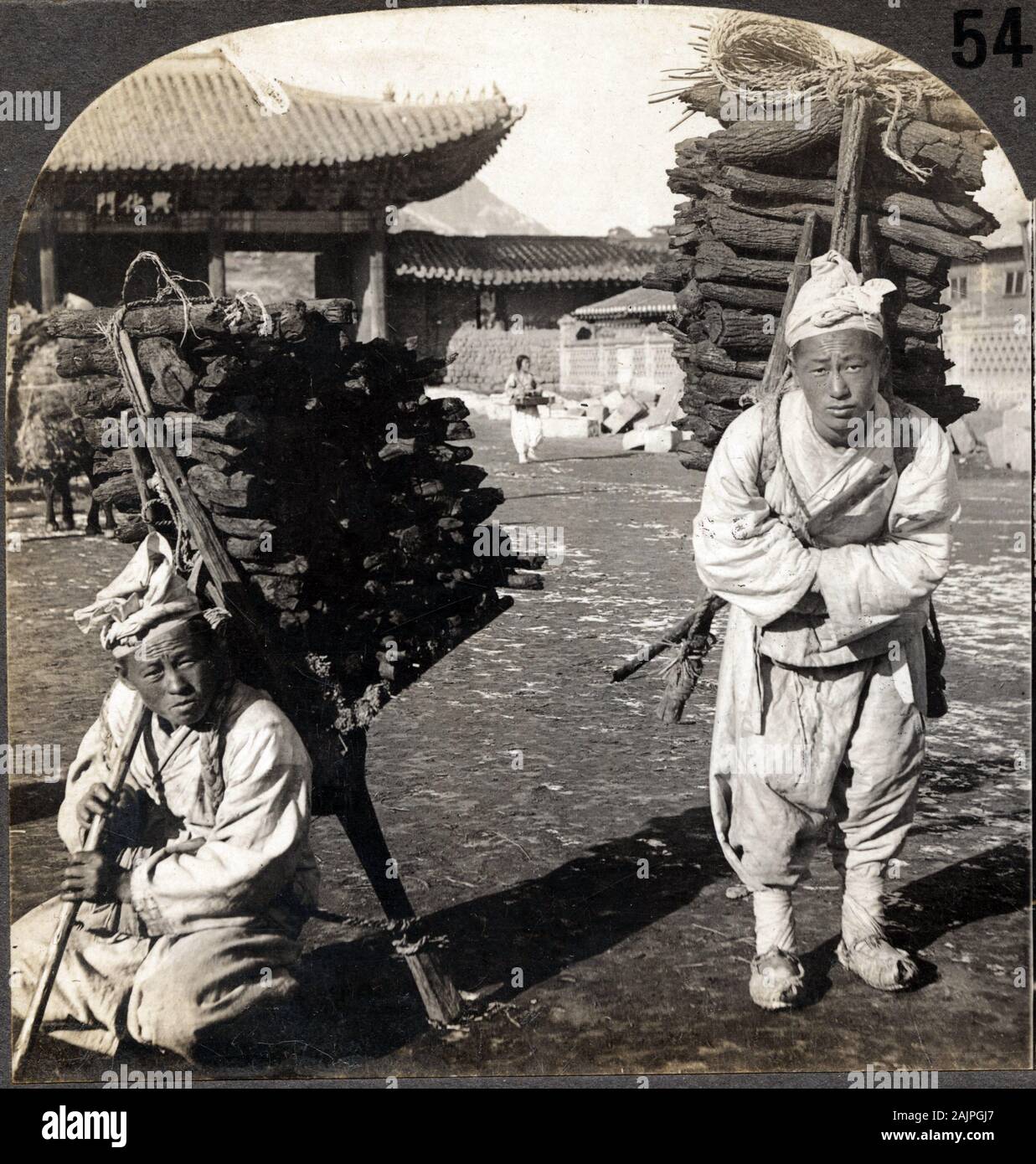 Deux portefaix charge de charbon de bois, dans une rue de Seoul, Coree. Photographie, 1904. Collection . . Stock Photo