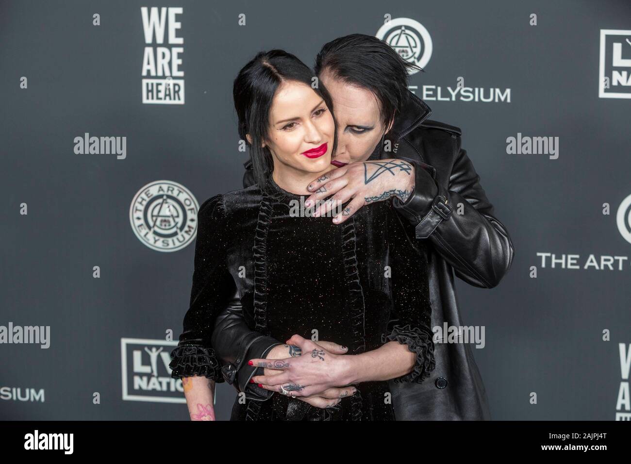 Kozoynakli va katta kokrakli shahvoniy kotib ishda dam oladi. Onlayn tomosha qiling.