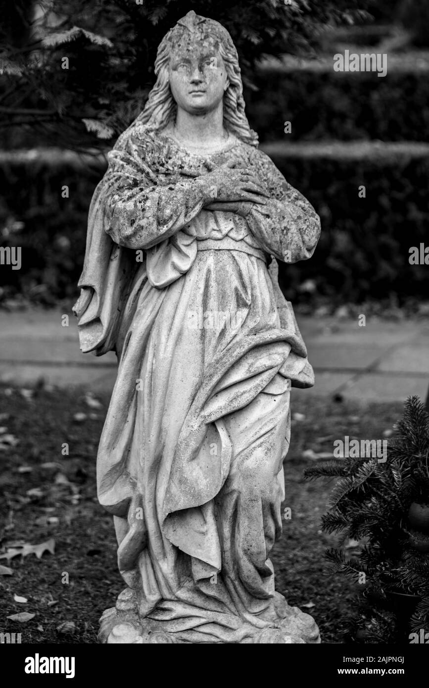 Friedhof Tegel, Berlin, Germany - november 29, 2018: Statue of a mourning woman on a german graveyard on a crisp winter day Stock Photo