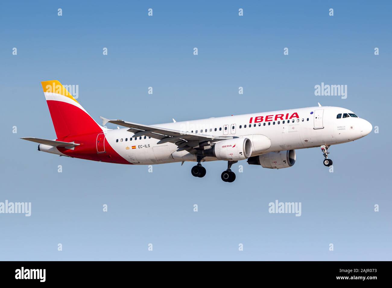 Iberia airbus a320neo hi-res stock photography and images - Alamy
