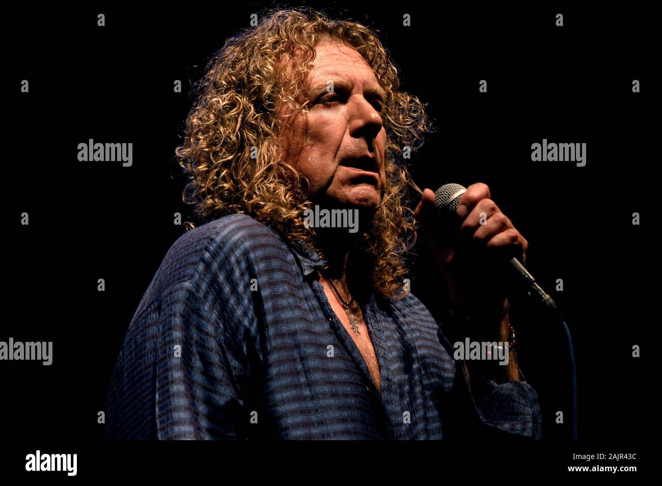 Milan Italy, 11 July 2003, live concert of Robert Plant ,Dreamland Tour 2003 the Madzapalace: The singer Robert Plant during the concert Stock Photo - Alamy