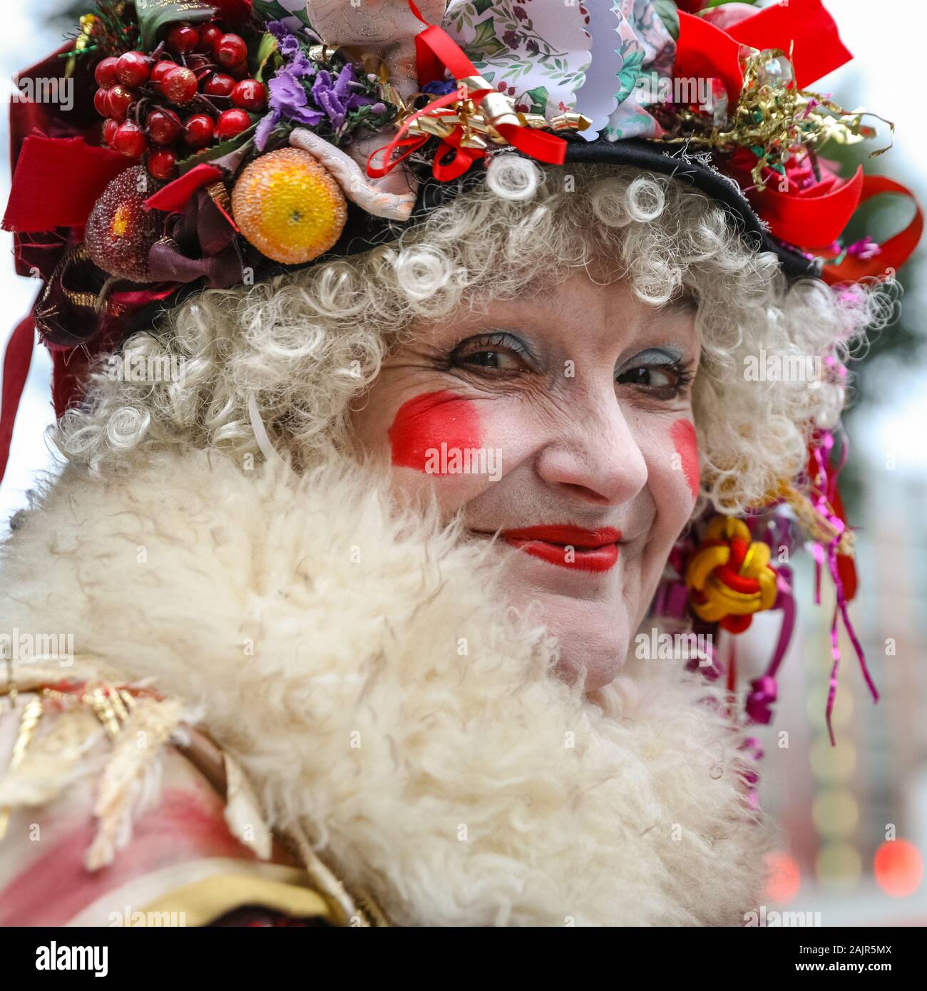 Twelfth night globe hi-res stock photography and images - Alamy