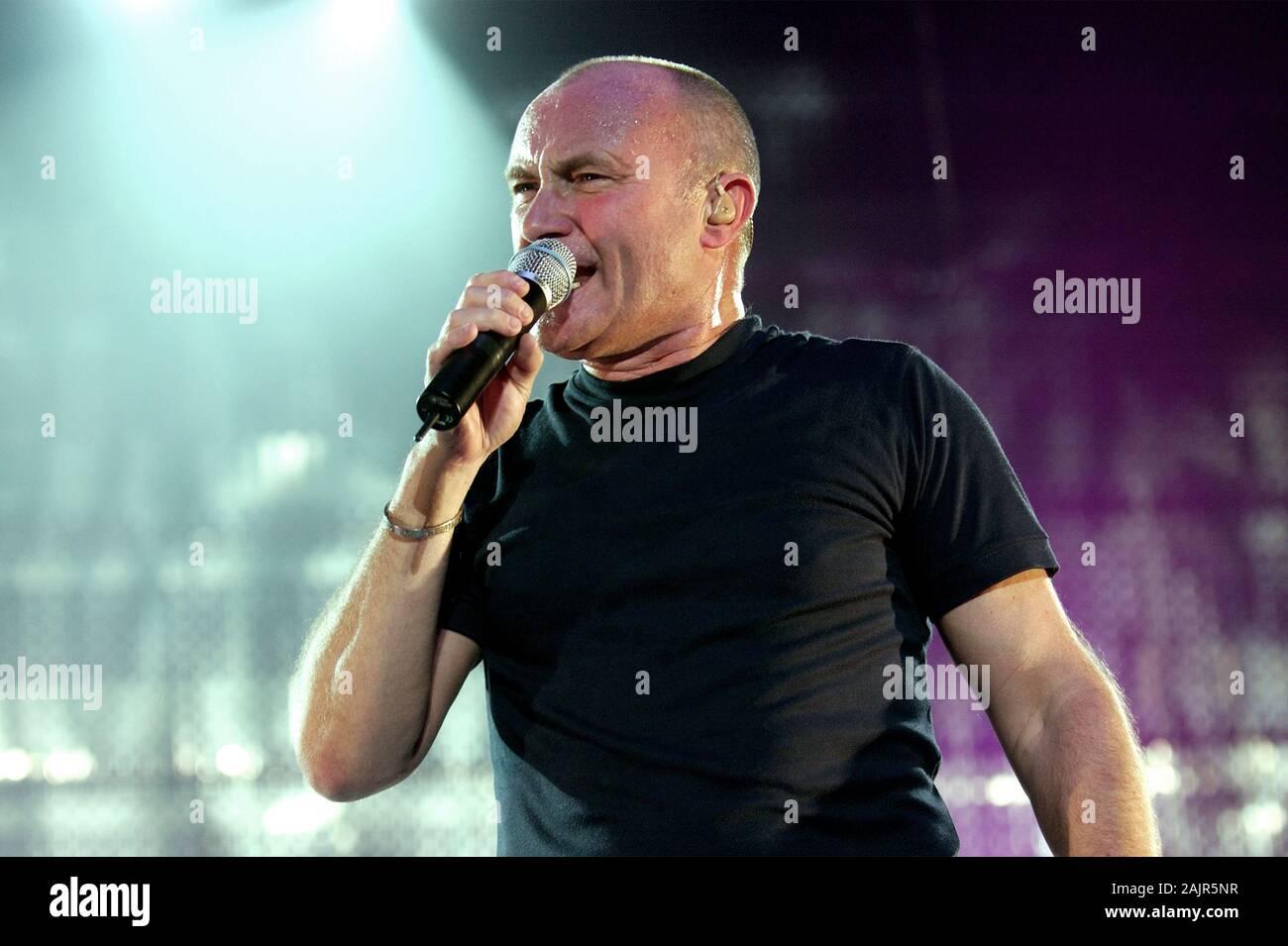 Слушать лучшие хиты 2024 года. Фил Коллинз. Фил Коллинз фото. Phil Collins face value 1981. Phil Collins - 25 best Songs (2012) фото.
