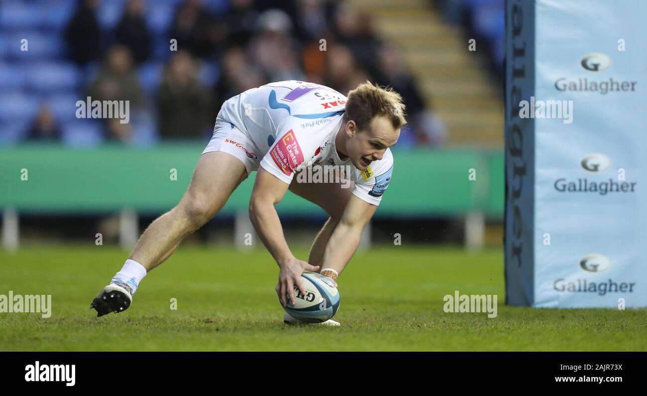 Stu Townsend scores Exeter Chiefs sixth try during the Gallagher Premiership match at the Madejski Stadium, Reading. Stock Photo