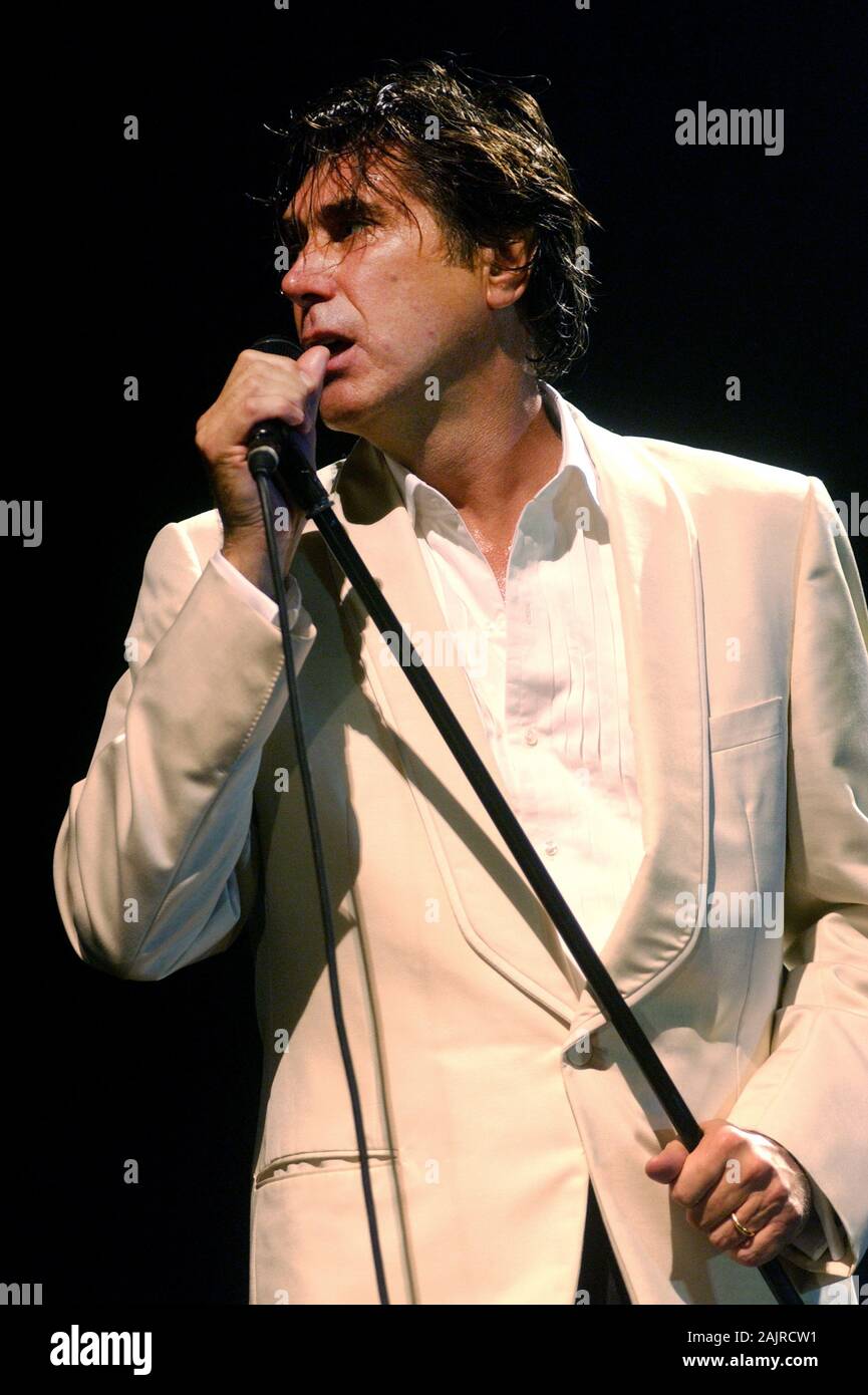 Milan Italy , 24 September 2001, Live concert of Roxy Music at the  FilaForum Assago : The singer Bryan Ferry during the concert Stock Photo -  Alamy